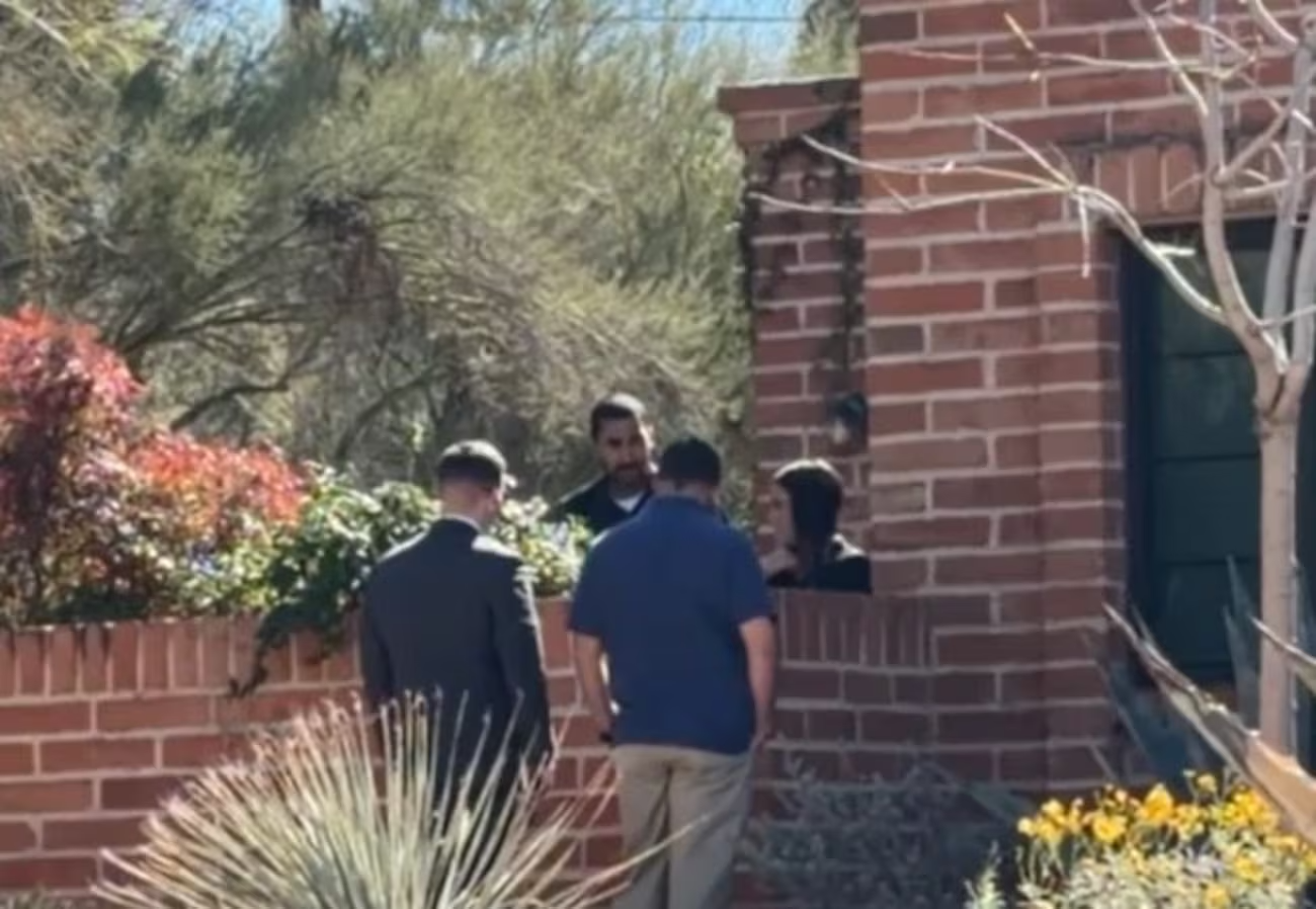 Feds back at Nancy's home for final sweep.