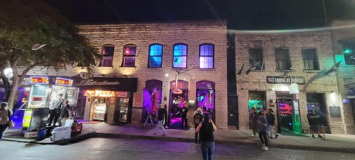 Mooseknuckle Pub